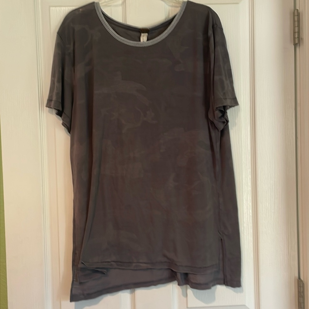 EUC We The Free/ FP Grey Camo Tee L - Picture 1 of 7